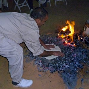 Camp Yadis, Ksar Ghilane - cooking dinner Berber style