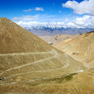 Climbing up to Chang La Pass