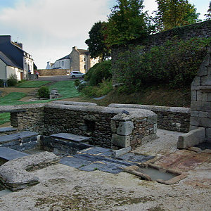 Loc-Eguiner-St-Thégonnec, Fountain dedicated to St Eguiner