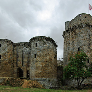 Château de Tonquédec, gatehouse to inner bailey and Acigné tower