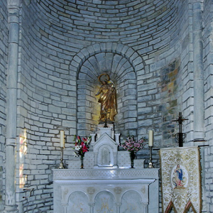 Montsalvy Abbey - south transept chapel (flash)