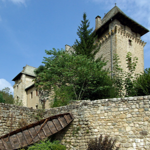 Entraygues-sur-Truyère Château with one of the old river boats