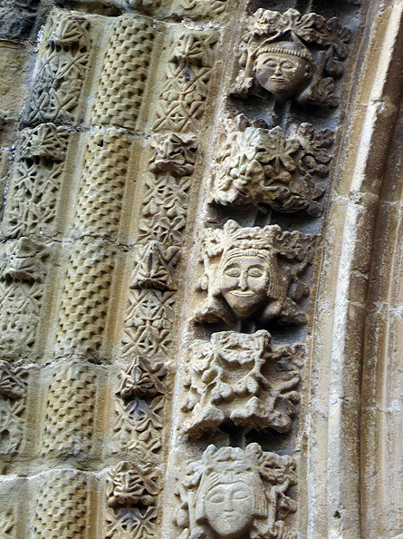 Artajona, Iglesia de San Saturnino - detail west door