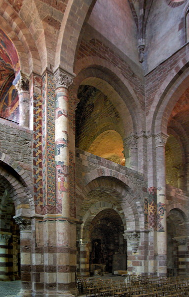 Brioude, Basilique St-Julien - nave and side aisle