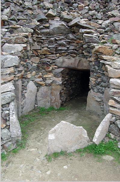 Cairn de Barnenez, burial chamber and entrance passageway