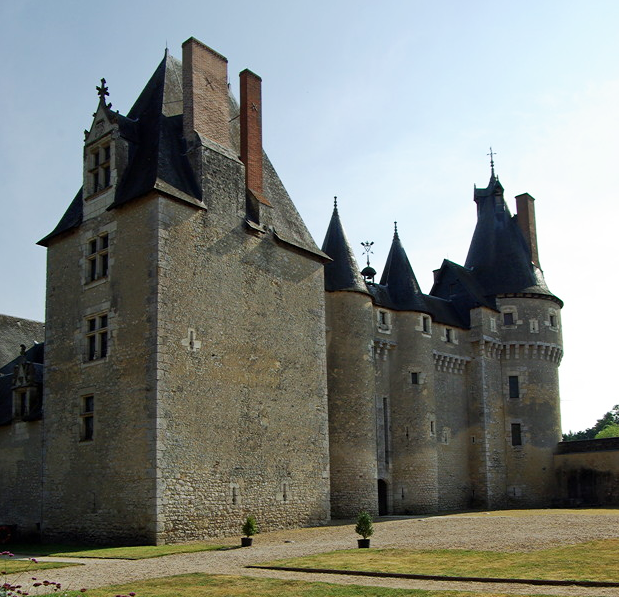 Château de Fougères-sur-Bièvre.png