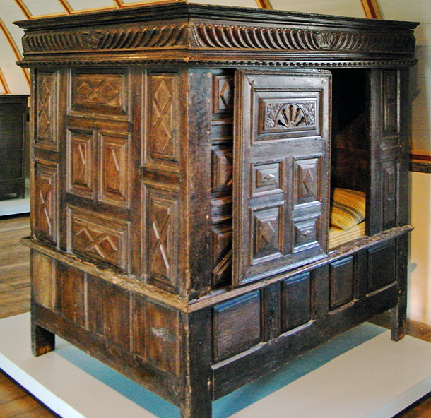 Château de Kerjean, box bed