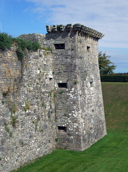 Château de Kerjean, tower and dry ditch