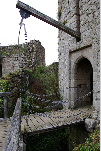 Château de Tonquédec, drawbridge to  Acigné Tower