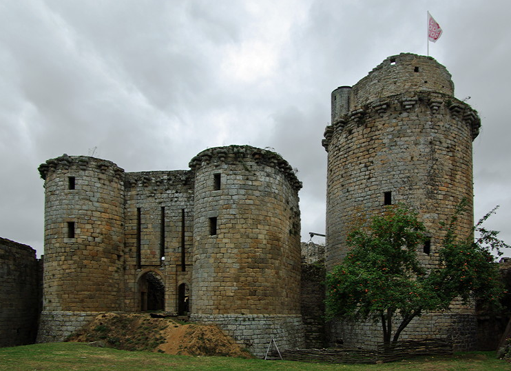 Château de Tonquédec, gatehouse to inner bailey and Acigné tower