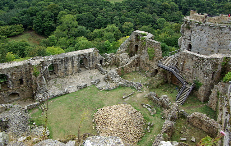 Château de Tonquédec - inner bailey from Acigné tower