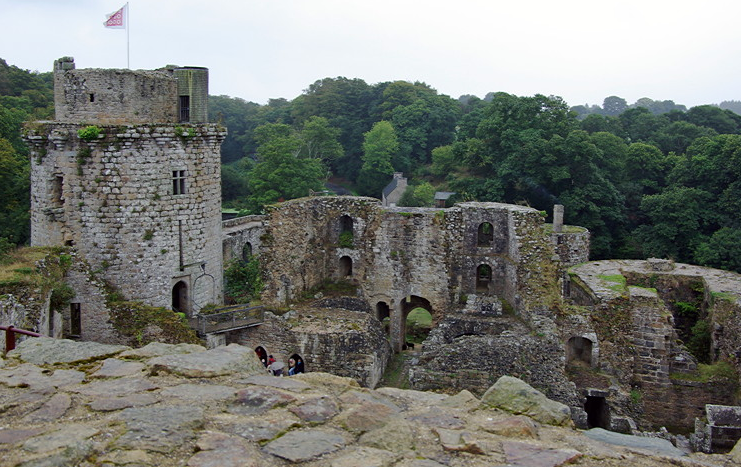 Château de Tonquédec, inner bailey from north tower