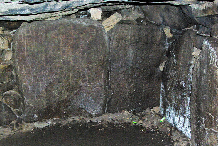 Dolmens Mané-Kerioned - carved stones