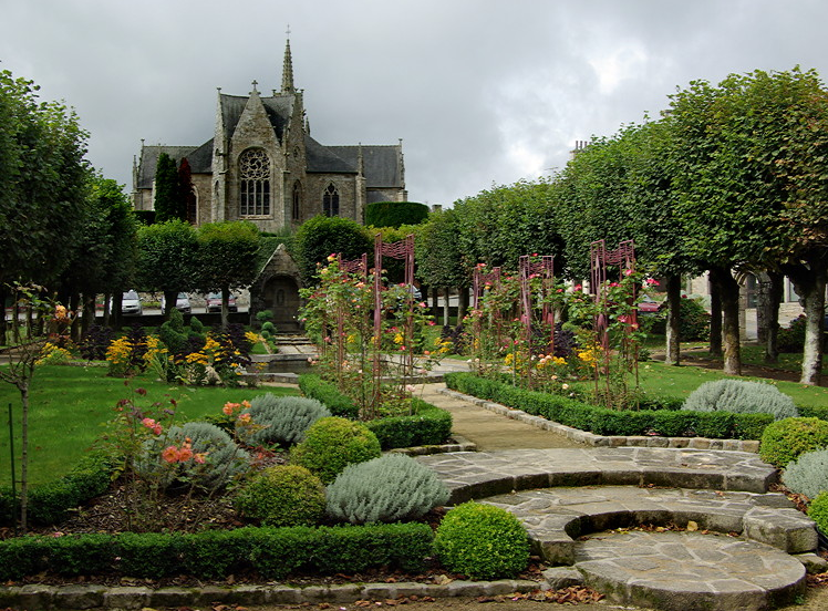 Guerlesquin church at the bottom end of the town square