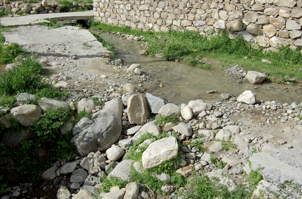 Irrigation channel and sluice, Nimoo