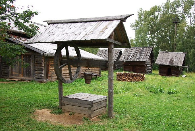 Kostroma, Museum of Wooden Architecture, well and barns