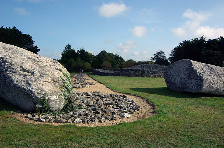 Le Grand Menhir Brisé, Locmariaquer and remains smaller menhirs