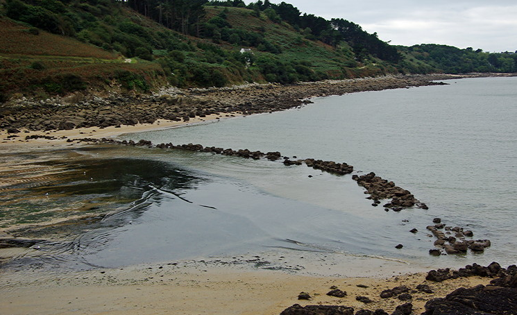 Le Yaudet - remains of fishing wall