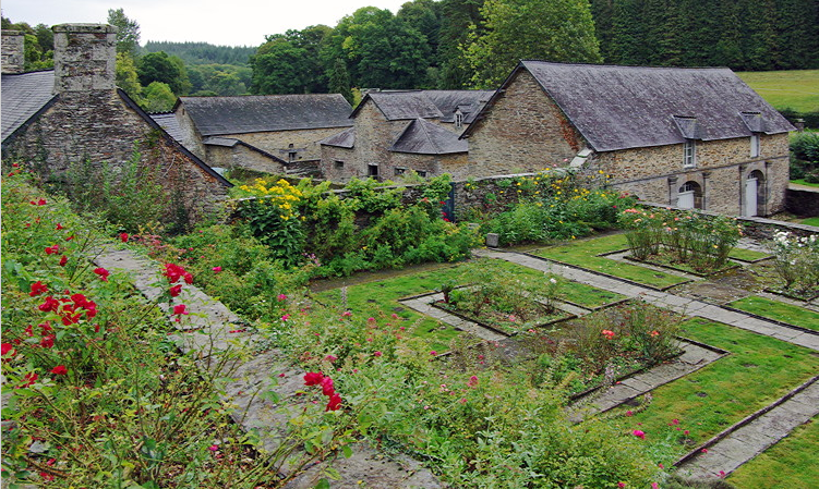 Les Forges des Salles - Garden with stables, kennels and workshops beyond