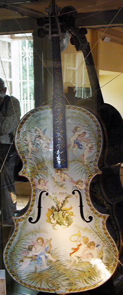 Manoir de Kérazan, Faienceware cello