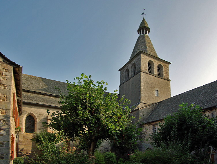 Montsalvy - Abbey and cloisters