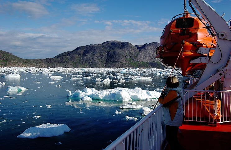 Sarfaq Ittak, Approaching Narsaq