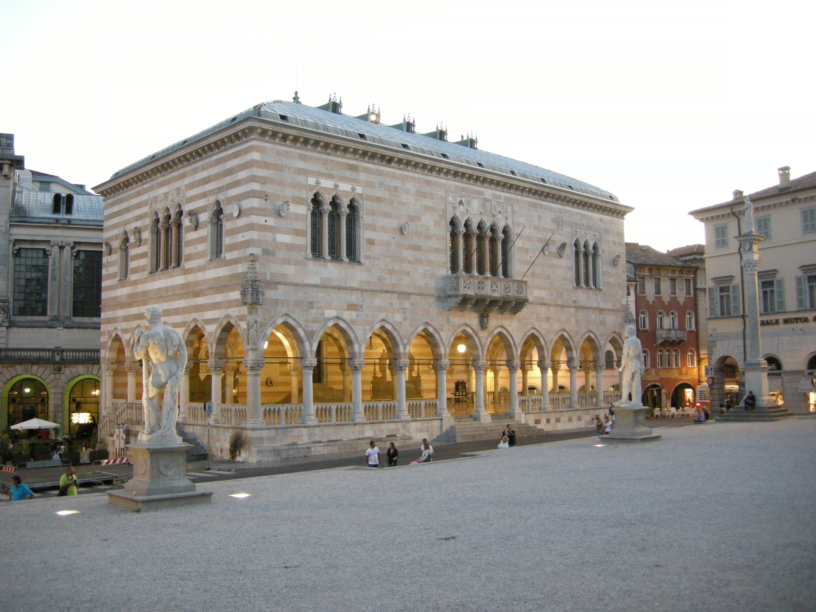 Udine%2C_loggia_di_lionello_04.JPG