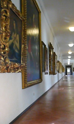 The Medici collection along the first hall of the Vasari Coridor