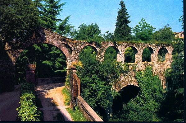 Aqueduct crosses the moat into Barga's historic center