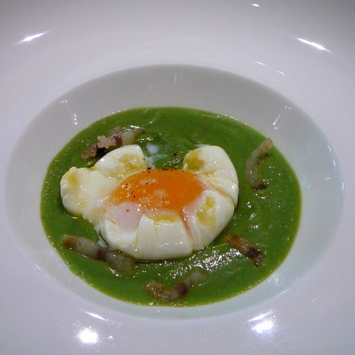 Poached egg in broccoli sauce with pancetta (tapas size)