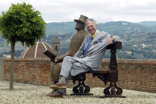 Folon hangs out with his reading man at Forte Belvedere (2005)