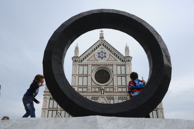 Kids are loving the artistry of climbing on Paladino's Cross (photo La Repubblica)