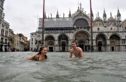 Most widely posted shot of two idiot tourists