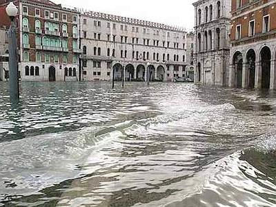 Waves in the Venice canals