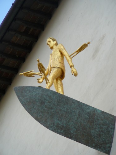 Statue by Roberto Barni stands on a stone plinth