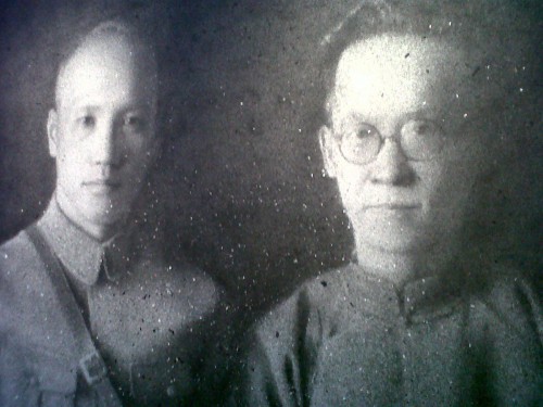 Chiang Kai-shek and Hu Hanmin made of temple ash by Zhang Huan (foto F. Boni)