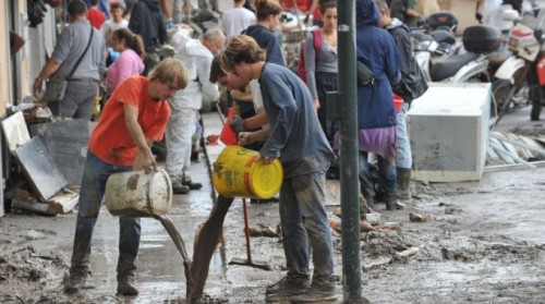 Mud Angels in Massa Carrara (photo: lanazione.it)