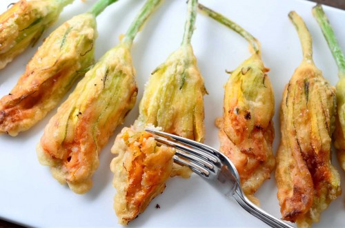 Delicious fried zucchini flowers (photo lifesambrosia.com)